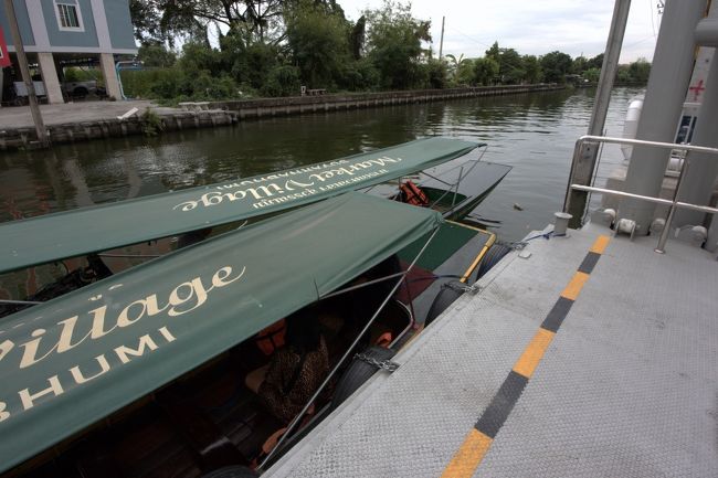 よく見ると船の日除けにマーケットヴィレッジと書いてある。