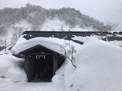 駅を離れ、山を登っていくうちにますます大雪の様相を呈してきました。
乗り合いタクシーの他のお客さんは、手前の宿で何人か降りて、最後は私たちだけ。
タクシーがついたところにポツンと小さな入り口。

雪に埋もれていて、ここが宿の入り口とは思いもしませんでした。