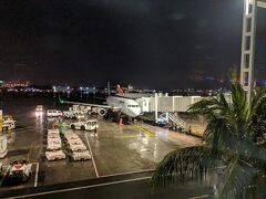 マニラ空港近くまで来ましたが、空港が混雑しているとの事で40分ほど空港周りをぐるぐる回ってからの着陸となりました。40分遅れたので乗り継ぎ残り時間は2時間20分。
空港周辺は雨が降っています。