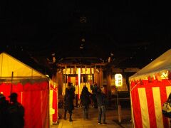 京都の街角の寺社の多くが節分祭を行う。ネットで紹介されている有名どころも多いが、行ってみれば、角々でも紅白幕が張られているところも多い。
夕食後、吉田神社を目指して出かけたが、途中、丸太町通と東大通の交差点にある熊野神社も夜も開かれていて、福豆などを買うことができる。