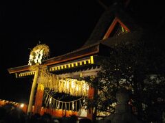 吉田神社は、特別な飾りつけがされている。お参りには階段下から並ぶことになる。また、籤引付き福豆の販売も行われているが、こちらも長蛇の列が延びている。とにかく、人人人で身動きが取れない。お参りを済ませて、早々に退散した。