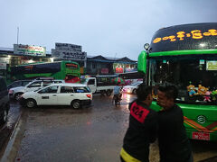 アウミンガラーバスターミナルのJJexpressというバス会社です
雨はやみません。。
渋滞してても1時間で到着、着くのちょっと早すぎた…