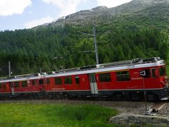 私たちはバスでスイスダボスに向かいます。途中でベルニナ鉄道の赤い列車に遭遇