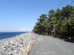 さて、午前中最後の観光スポットは、御浜岬の先端に建つ諸口神社です。
岬をのんびり歩いて先端に向かいます。
この岬も歩いていてとても気持ちがいいスポットです。
