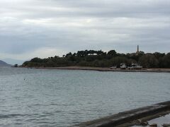 エギナ島のエギナタウンの港を散策します。
2時間の滞在なのでゆっくりとピスタチオの店を順番に見て回り、
Aegina Waterfront (Port of Aegina)を引き返し、
コロナビーチ付近まで来ました。
