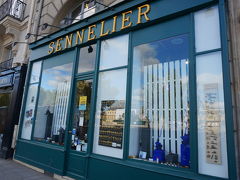 学生時代の憧れセヌリエ画材店。
若い頃少し絵の勉強をしていました。セヌリエのパステルや水彩絵の具、スケッチブックはなかなか高価で手を出せないものでした。
今日は念願の水彩絵の具を購入しました。
近くにエコール・デ・ボザール(国立高等美術学校)があるからなのか、美大生らしき若い人たちが買い物してました。