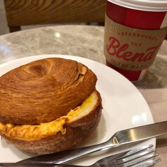 朝ご飯、スタバにて。デニッシュベーグル、トーストしてくれました。めっちゃ美味しい！