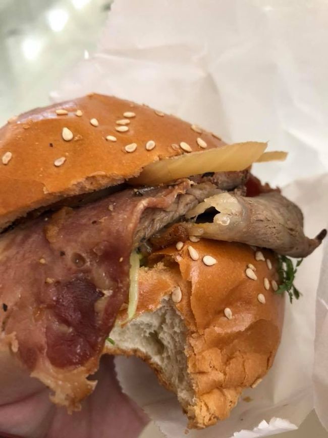 香港空港での遅いランチ。これめっちゃ美味しかった。panopolisのローストビーフが入ったサンドイッチ？これ、また食べたい！うーん、さすが香港。食が素晴らしぃ～