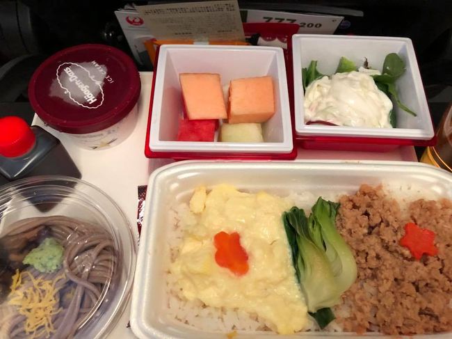 機内食。お蕎麦がうれしかったねぇ～でもメインは・・・うーん。<br />でもまぁ、次に期待します！
