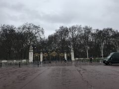 朝のお散歩はバッキンガム宮殿
衛兵交代式でもみようと出かけたのですがちょっと雨
ロンドンの天気は毎日晴れのち曇りのち時々雨でした