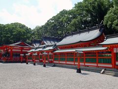 　拝殿，上三殿，八社殿。本宮大社とは対照的な朱塗りの社殿