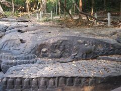 乾期なのであたりまえだったな。
川に水はない
川底には神々の彫刻が。
