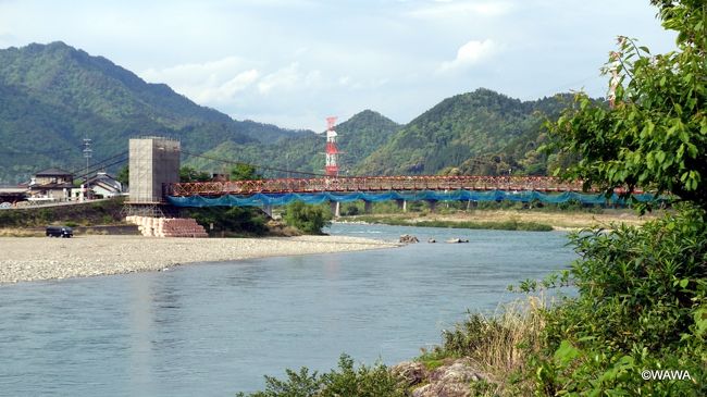上有知湊跡（こうづちみなとあと）（Kouzuchi River Port）<br />上有知湊、川湊灯台　<br />岐阜県美濃市港町１４９２<br /><br />現地案内板より<br />県指定史跡　上有知湊跡（こうづちみなとあと）<br />慶長六年(一六〇一)金森長近が領主となり小倉山城を築き、城下町上有知をつくりました。その繁栄策として、ここに上有知川湊を開き、船番四十艘を置き物資交流の要地としました。その後、江戸時代は美濃国四大川湊の一つとして明治末年電車が開通するまで水運の要点でした。　この住吉灯台は水の守護神、住吉神社の献灯を兼ねて江戸末期の建てられ夜毎川面を照らしていました。川湊の灯台として現存する全国的にも珍しい貴重な建造物であります。<br />美濃市教育委員会