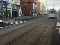 路面電車です。
信号で止まっててちょっと面白かったです。
車両は一つですが、結構頻繁に来ます。