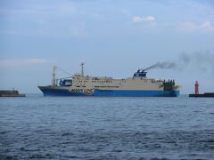 マリックスライン「クイーンコーラルプラス」5910t。

鹿児島～奄美/沖縄航路に就航する貨客フェリーです。
あの船は、先日の日本縦断旅で鹿児島～那覇をフル乗船しました。