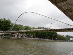 川沿いを歩いてやってきたのは、ズビズリ橋。