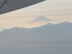 「皆様の左手には富士山が見えております」

なので左側の席を予約しました

まさに
「頭を雲の上に出し～♪」だよね
