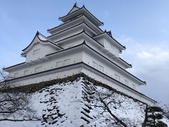 もうすでに夕方ですがお天気にも恵まれ、想像よりは少ないけど雪の会津若松城を見られて良かったです。
お城の中は17:00までで、16:30までに入ればいいのでそれまで明るいうちに城内散策することにしました。