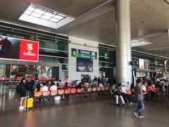 ホーチミンのタンソンニャット国際空港に到着。
イミグレではいつ帰る予定か確認されました。すべて携帯で管理していたので、ネットにつながらないため帰りの航空券情報を見せることができず、必死に「明日帰るよ！」と伝えました。


心配な人は帰りの航空券も印刷して持っていた方がいいかもしれません。

SIMカードも空港で買いました。はじっこにあるお店の方が若干安かったので、そちらで購入しました。（たしか日本円で600円くだいだったかな。）


SIMをゲットした後はGrabで市内まで移動！500円もしなかったと思うのでタクシー使うより安くて確実です。