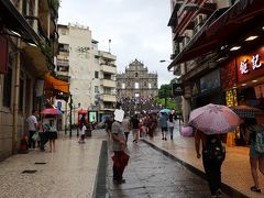 路地が終わりにさしかかると、、、
見えた！
薄っぺらい壁ーーー！！
本物見られて感激！
気持ちがはやる。
