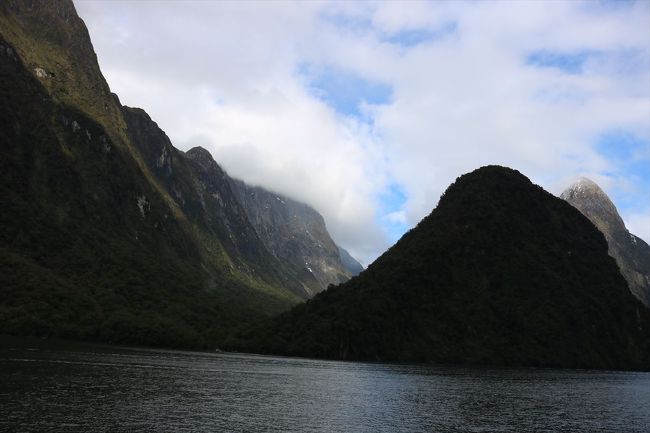 まず船が出て真正面にシンバッド渓谷が見えます。