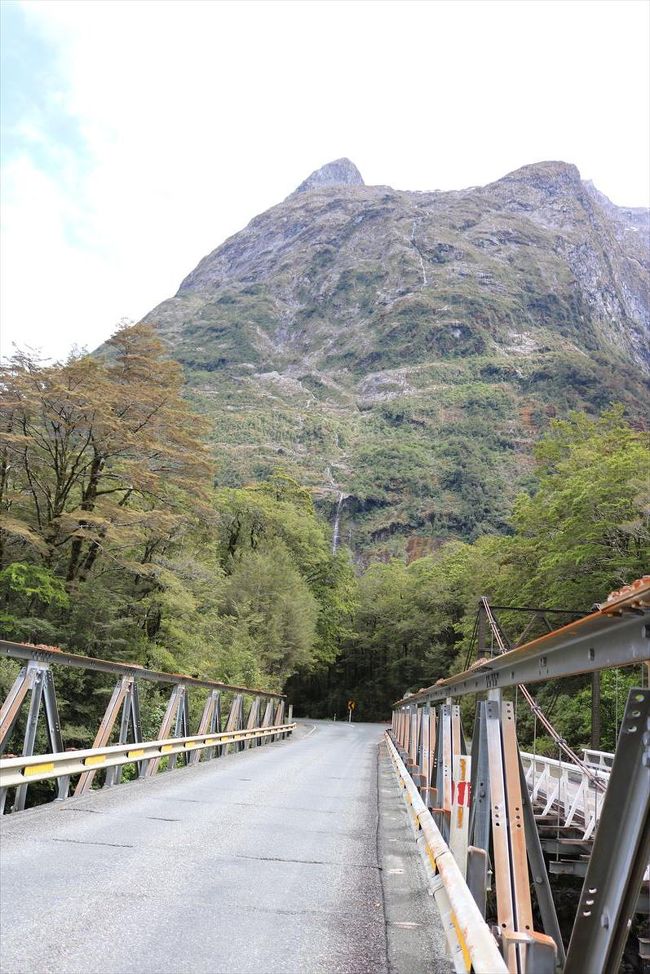 フォーマートンネルに行く途中、こんな橋を通ります。