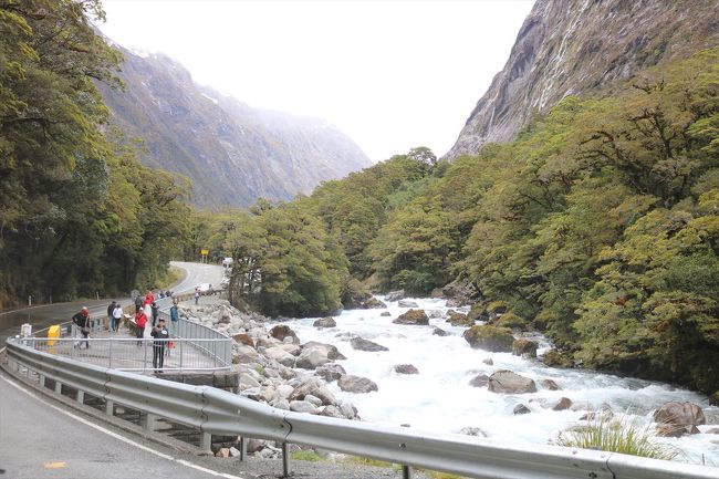 滝の近くまで歩いて行きます。