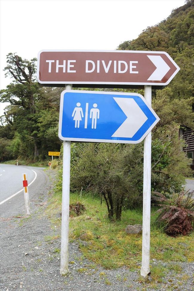 サザンアルプスの分水領の最も高度が低い場所を示すので、ザ・ディバイドとよばれている。<br />ルートバーントラックはスタートする。