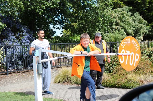 横断歩道がないので、こうやって車に止まってもらって渡ります。
