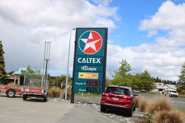 テアナウの町でガソリンを入れました。<br />昨日到着した時とはうってかわってとってもいい天気