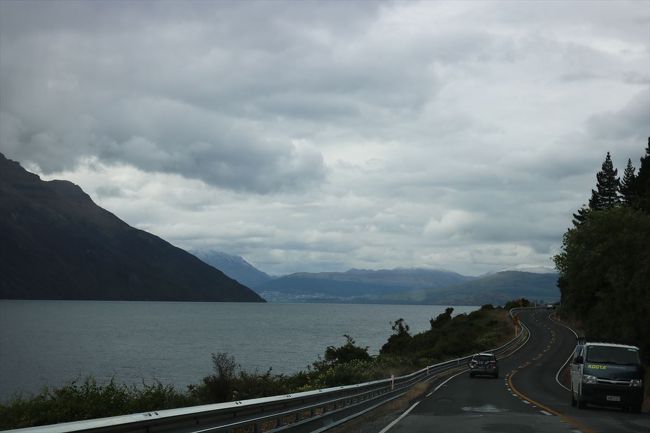 ワカティプ湖が横に。<br />かすかむこうにクイーンズタウンの町が見えます。