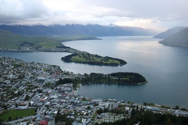 クイーンズタウンの町、ガーデン、ゴルフ場、リマーカブルス山脈が見えます。