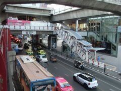 で、歩いてやって来たのは、BTSのサイアム駅。