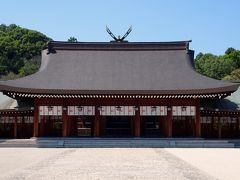 橿原神宮

　畝傍山の東南麓に位置し，神域は50万㎡に及ぶ。日本建国の地とされ，初代天皇とされる神武天皇が東遷し，この地で畝傍橿原宮を造営して即位したのが始まりで，橿原神宮創建の請願に応え，明治天皇により，神武天皇とその皇后である媛蹈鞴五十鈴媛（ひめたたらいすずひめ）を祭神として，京都御所の賢所と神嘉殿を移築して，明治23年（1890年）に創建された