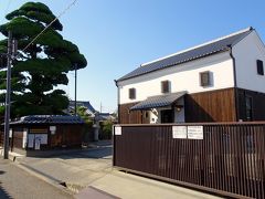 紙半 豊田記念館

　屋号を「紙屋」といい，代々「紙屋半三郎」を襲名したことから「紙半」で通り，６代目が両替商を営み，大名貸しで豪商としての基盤を築いた。本記念館（300円）は，豊田家歴代の当主が収集した，当時を偲ぶ4000点余りに及ぶ書画や陶器の骨董，古美術品，古文書，生活用品等を展示している。前庭に立っているのは，樹齢250年はあるという，橿原市景観重要樹木第２号のカイヅカイブキの木