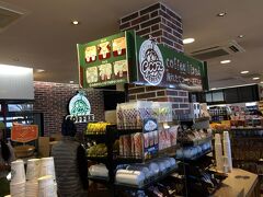 小田原厚木道路で立ち寄った平塚PA。

GOOZというコーヒーが充実したコンビニがあって、やっぱ湘南はおしゃれ。