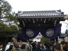 須賀神社の道を挟んだ反対側に聖護院門跡がある。ここも節分祭りで有名どころ。多くの参拝者で賑わう。門前に甘酒ご接待の列が伸びる。
