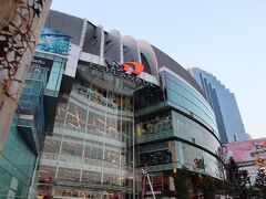 夜の部はもう一つのインスタ映えスポット
タラートロットファイ・ラチャダー
エスプラネードというデパートの立体駐車場から見るナイトマーケットの
夜景を目当てにここまでやって来ました。
渋滞にはまり約４０分