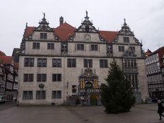 　3連の切妻屋根を持つ市庁舎。１４世紀に建造され、１０６３年から１６１８年に建築家ゲオルク・クロスマンによって改築されました。
　