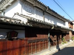 豊田家住宅

　寛文２年（1662年）に建設された建物で，屋根は入母屋造，本瓦葺で軒は高く，二階軒は出桁造り。元は木材商であったことから，丸に木の字の紋を付けている