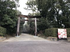 みやこの遺構を過ぎたあたりに近江神宮があります。