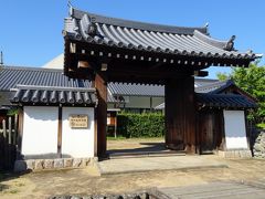 旧南口門（南町生活広場）

　江戸時代の今井町には９つの門があったが，そのうち南口門を復元したもの。切妻造本瓦葺の一間薬医門で，築地塀を付属。番屋，土居，環濠も復元されている