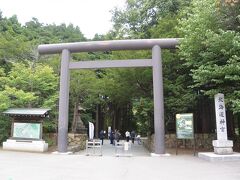 その後はすぐそばにある北海道神宮へ。円山動物園駐車場を出て、札幌方面へ向かうと、すぐ左側に駐車場があります。