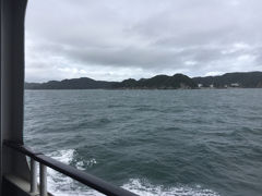 海は荒れているように見えましたが、フェリーがが通常運航であったということはそれほどでもないのでしょう。自分は大丈夫でしたが、同行した他4人は全員船酔いしました。
席がガラ空きだったので、しばらく座席に寝そべって復活していました。