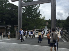 バスで伊勢神宮へ。
伊勢志摩サミットでよく見た光景です。