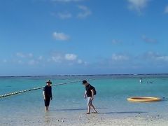 なんだかんだで　DFS で長居して
帰って着替えて　ビーチに出たのは16:00過ぎ
残念　水位が低くてウィンドサーフインはできませんでした
また明日　代わりにシュノーケルしました
今日も昨日見た　でかいフグに会えました
また　ずっと探してた
青くて小さくて　尾びれがちょっと黄色い魚にも
二匹ですが　会えました
ちょっと　満足