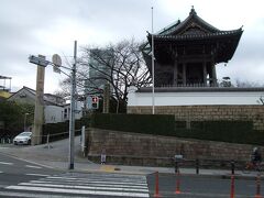 ナナメ向かいに一心寺があります。
お骨佛（お骨でできた仏様）で有名です。
残念ながら本堂は改修工事中でした。