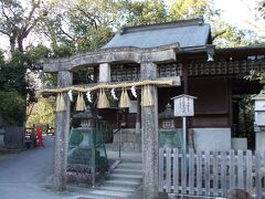 厳島神社と京都三珍鳥居の一つ、唐破風鳥居です。