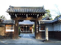 梨木神社の東側に廬山寺があります。
こちらは紫式部邸宅跡・源氏物語執筆地だそうです。
桔梗が美しい源氏庭があります。
6月から9月の桔梗の時期に訪れたいですね。