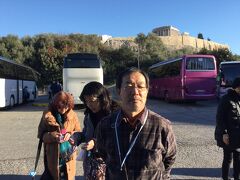 さあアクロポリスのツアー開始だ。
観光バスでアクロポリスの南側、
ディオニシウ アレオパキトゥ通りに来た。